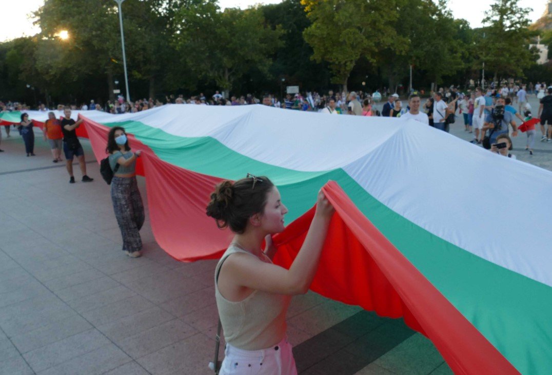 Протестен Марш на Съединението понесе огромен трибагреник в центъра на