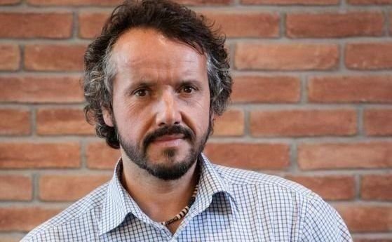 Сега нещата се развиват бързо Летят покрай нас Случват се