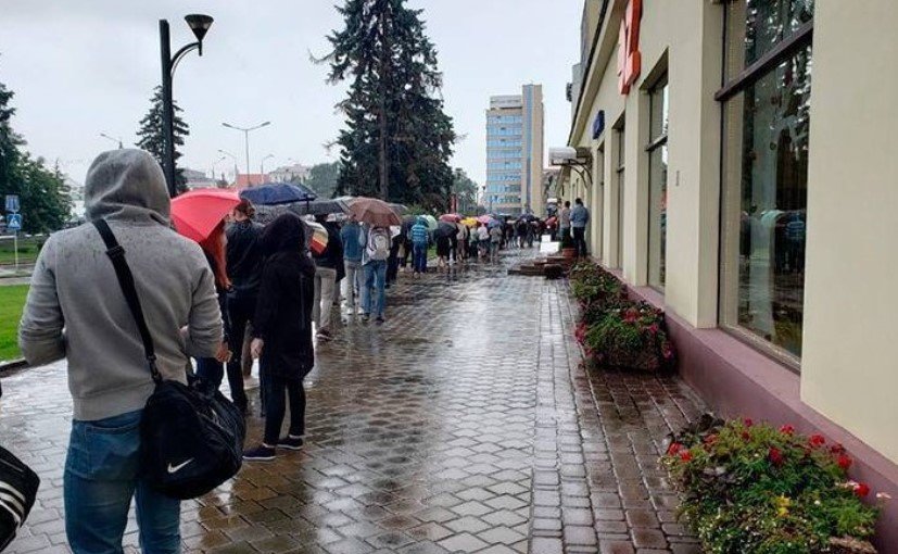Цял ден пред кафенето O Petit в Минск днес се извива огромна