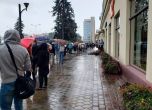 Цял ден опашка пред кафенето в Минск, което властта потроши заради приютени демонстранти (видео)