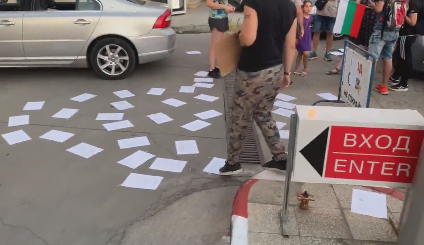 Протестиращи в Стара Загора организираха масово четене на Конституцията пред бензиностанция