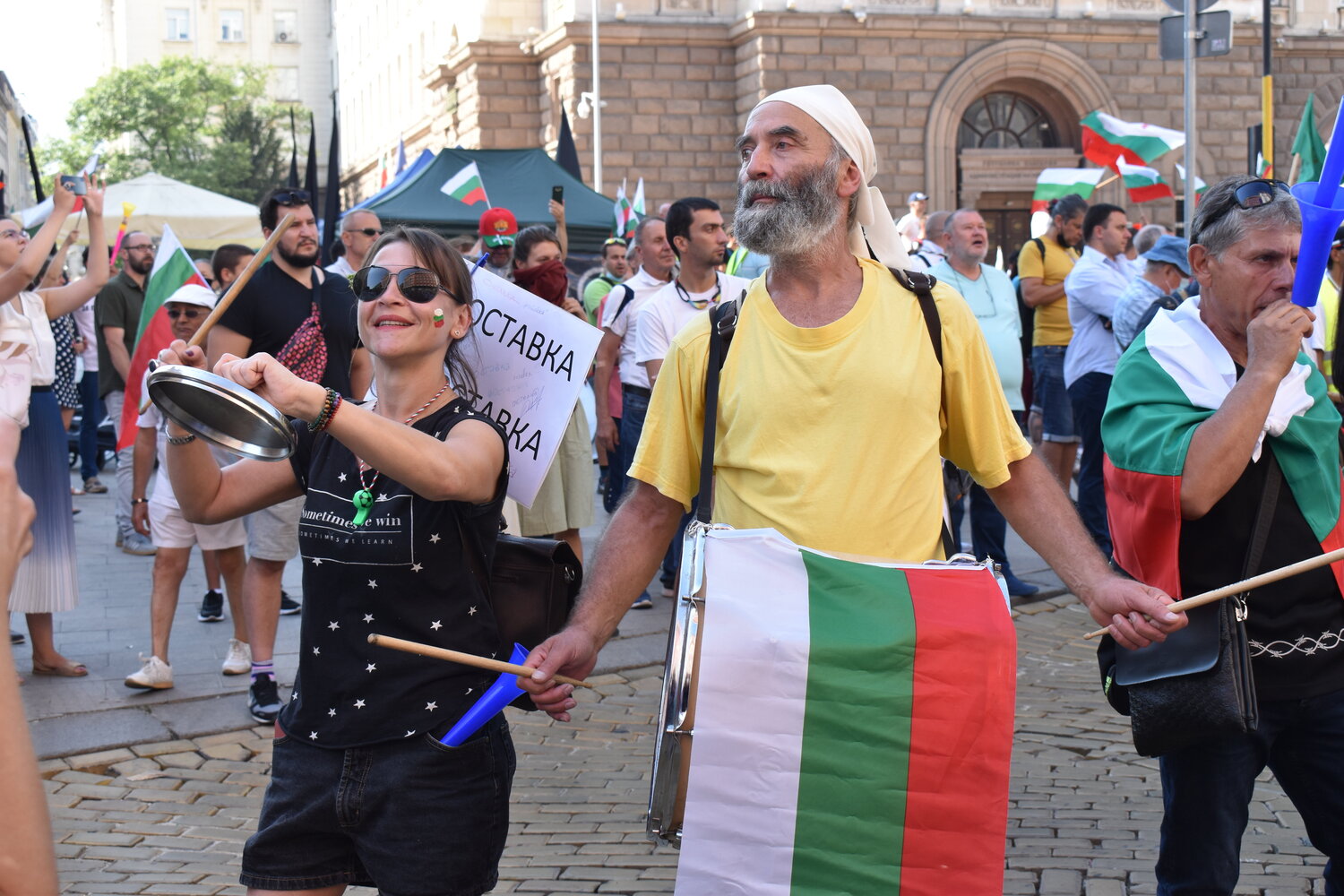 Още от сутринта стотици се събраха в триъгълника на властта