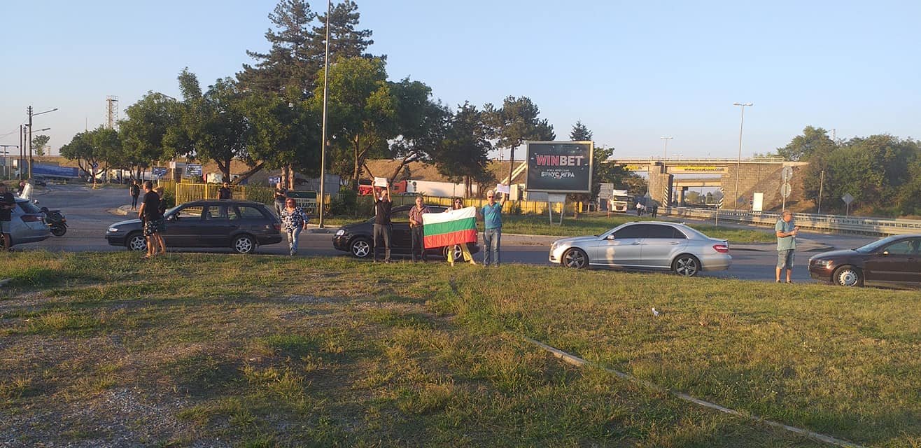 Жители на Русе блокираха движението в района около граничния пункт