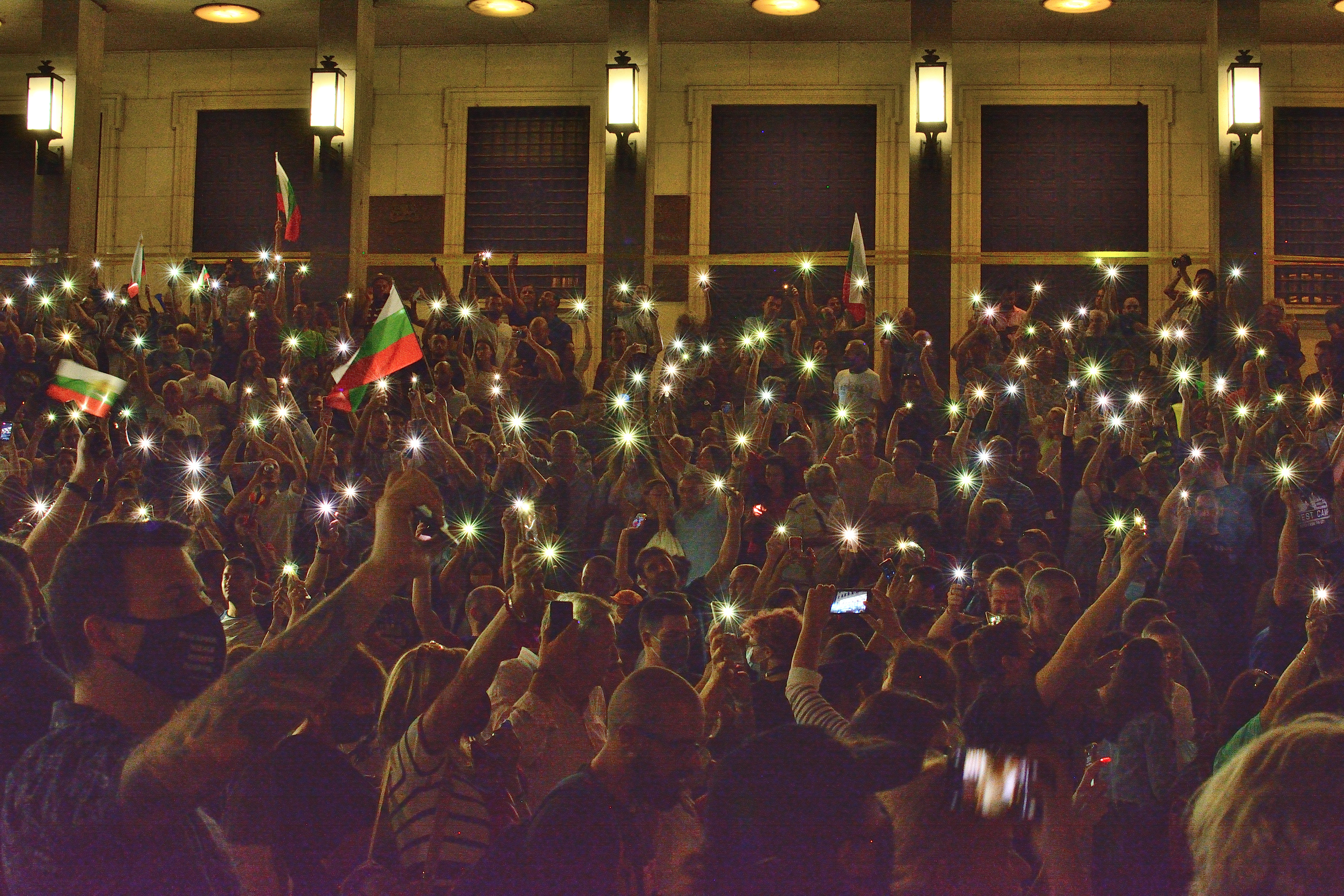 Протестът от снощи през обектива на Иво Алексиев. Десетки хиляди се
