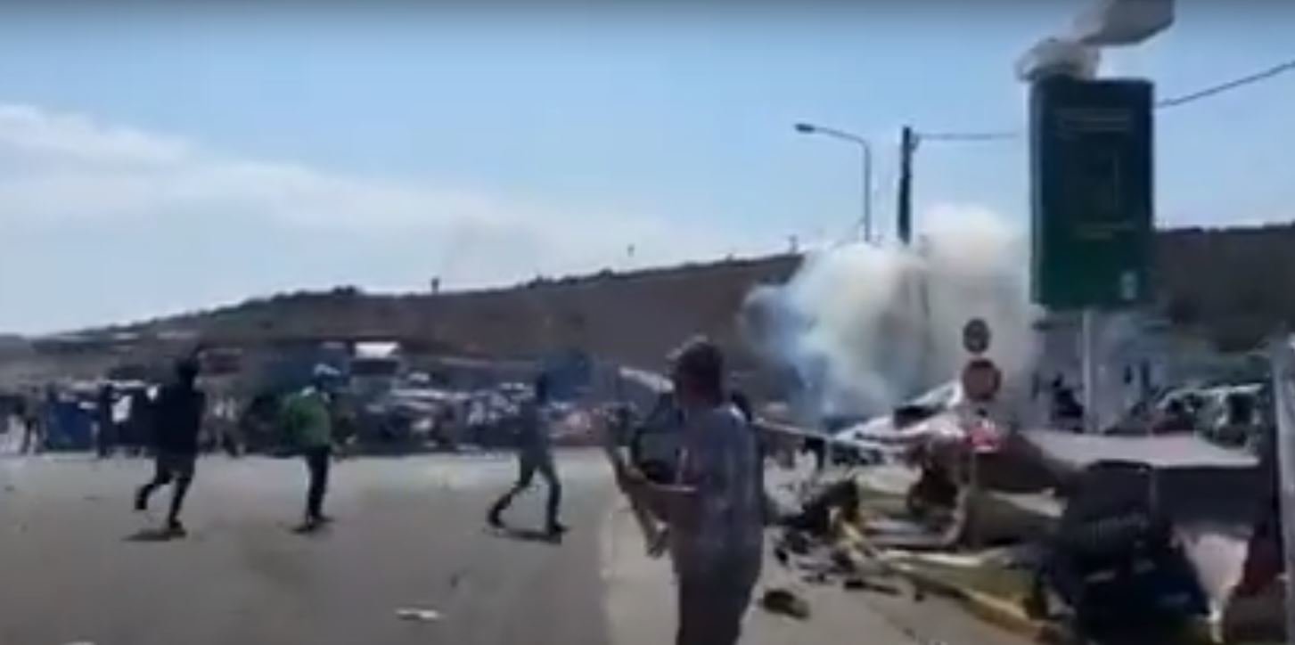 Гръцката полиция обгази със сълзотворен газ мигрантите останали без дом