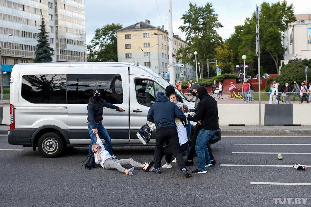 За десетки арести в неделния ден съобщават малкото независими медии