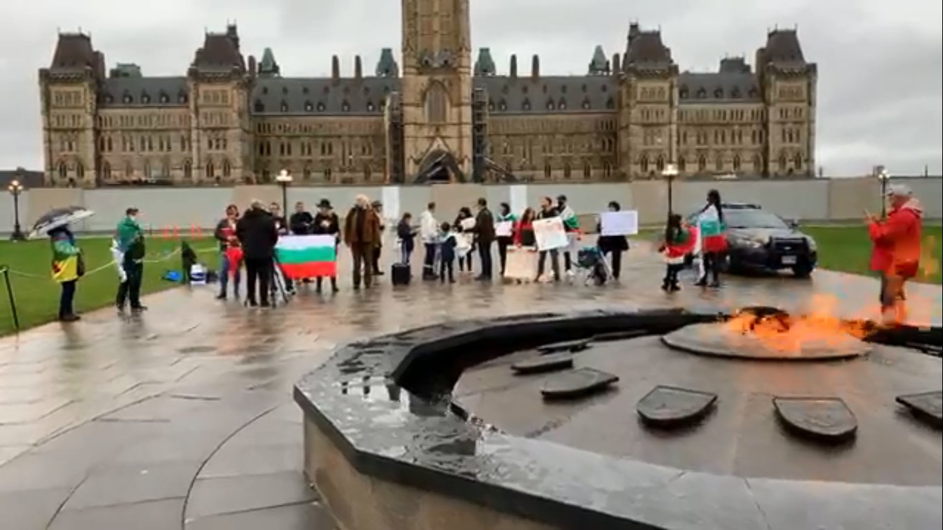 И българите в канадската столица Отава излязоха на протест за