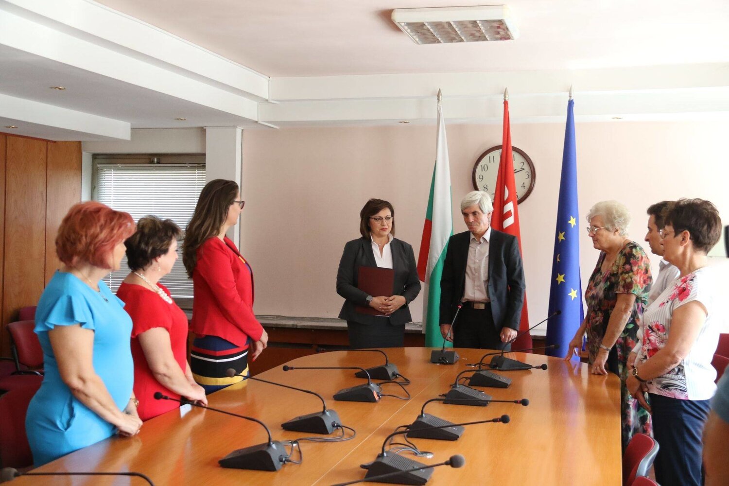 Централната комисия по прекия избор на председател на БСП връчи