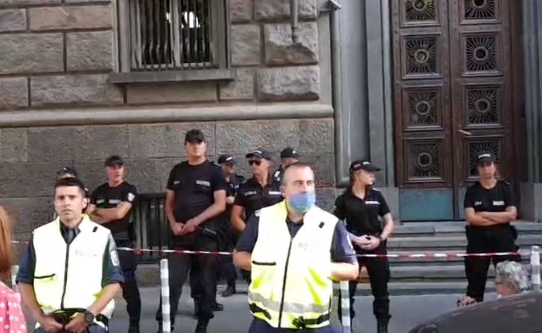 В 70 ия ден на протести демонстранти блокираха сградата на Народното