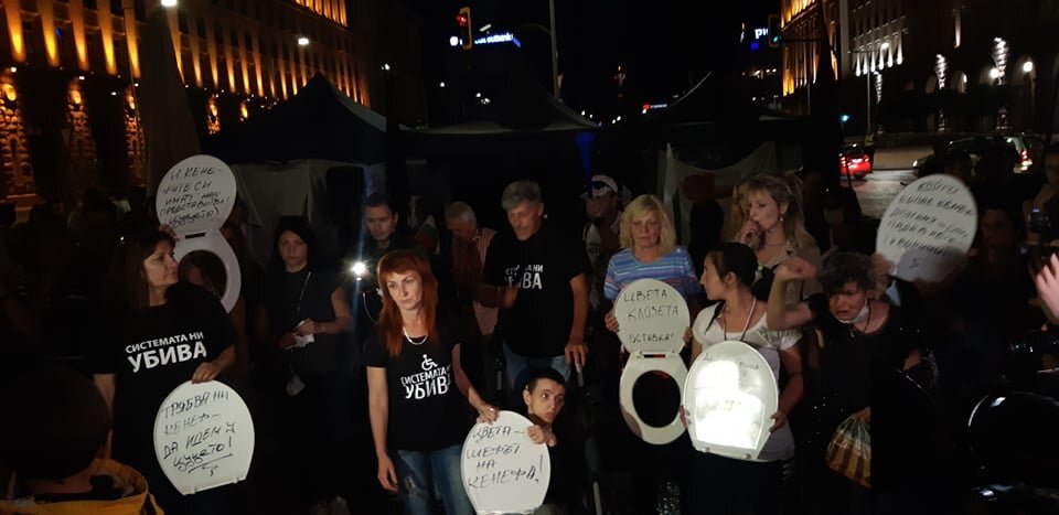 Сливи и балони с вода полетяха към бившия Партиен дом