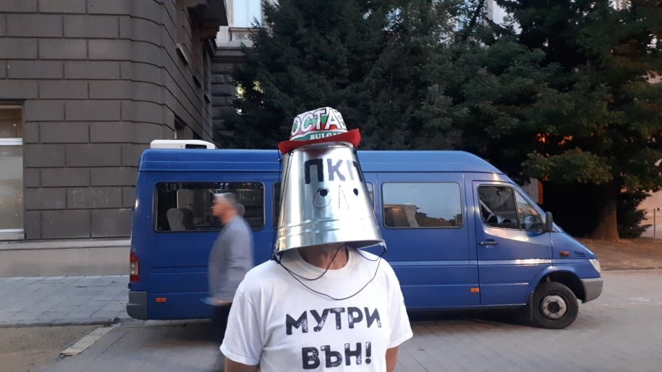 За 72 а поредна вечер протестиращи се събират в Триъгълника на