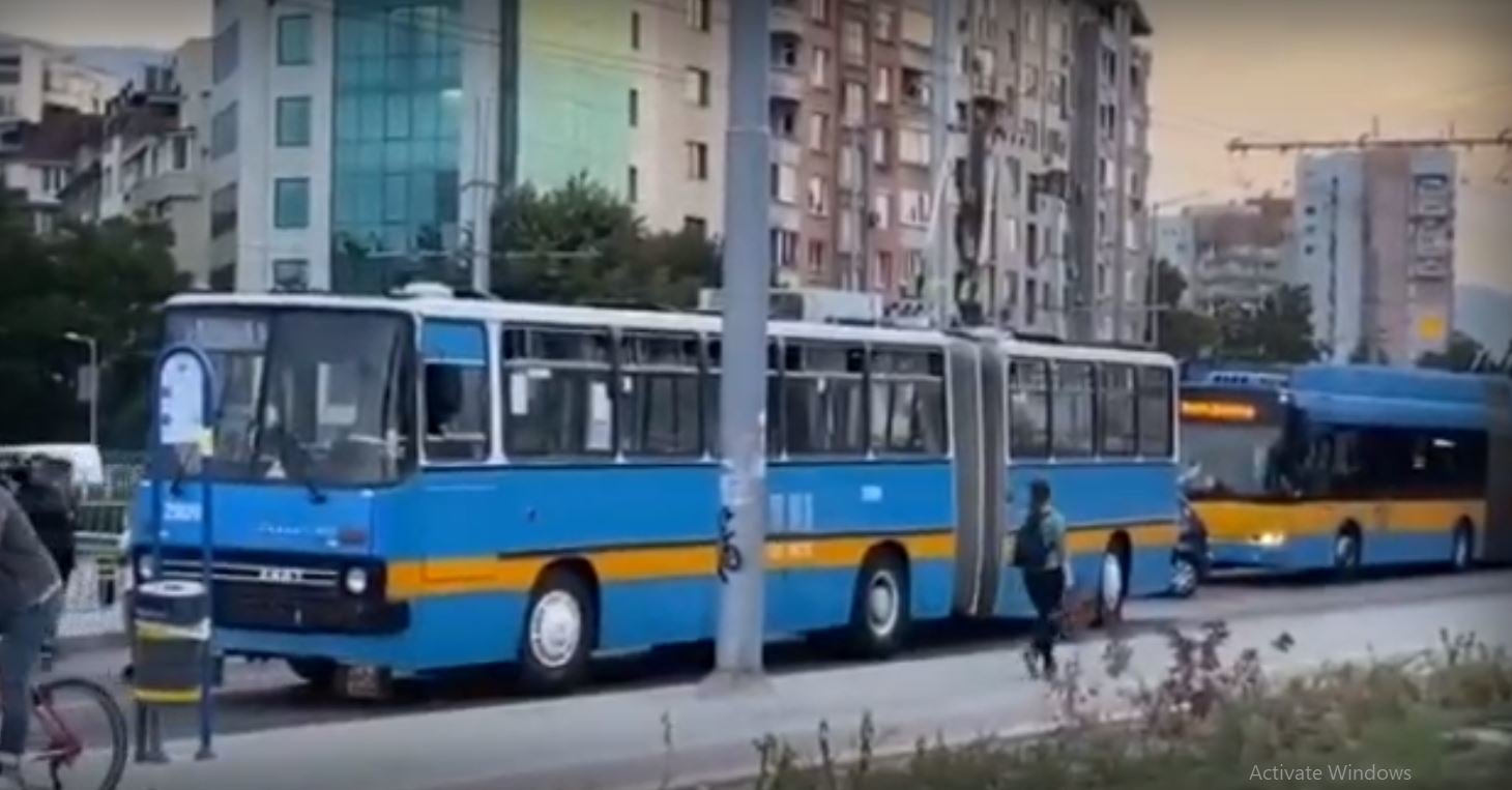 Катастрофа с тролей на столичния бул България блъсната е възрастна