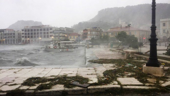 Циклонът Янос взе първа жертва в Гърция. Възрастна жена почина в