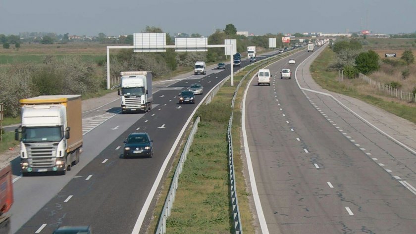 Сръбски тир се е запалил в движение на автомагистрала Тракия