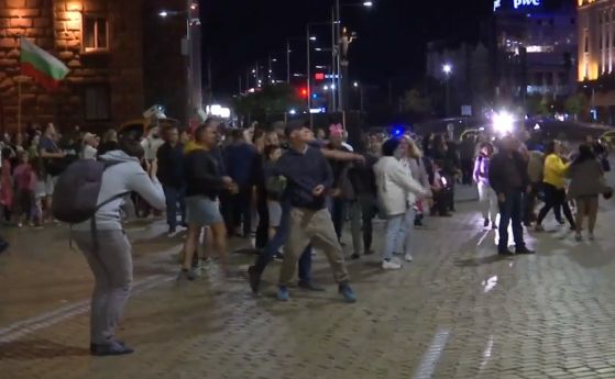 Ден 75: Няма да си тръгнем от площада, Борисов да се крие по села и паланки