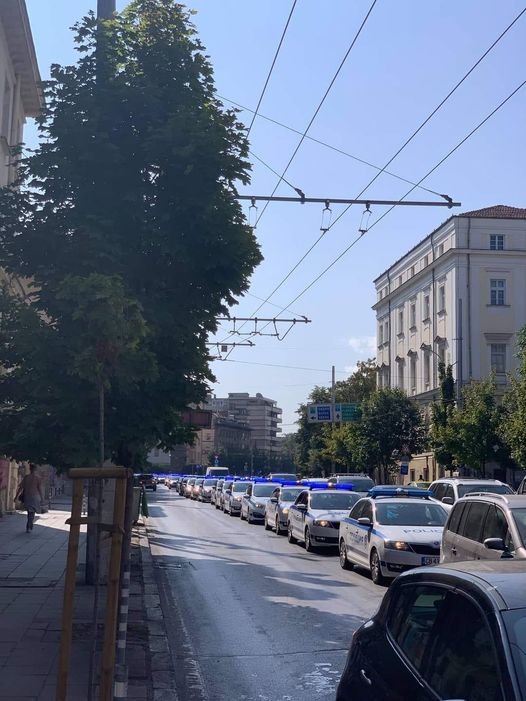 Значителен брой полицейски коли по улиците на София се забелязват