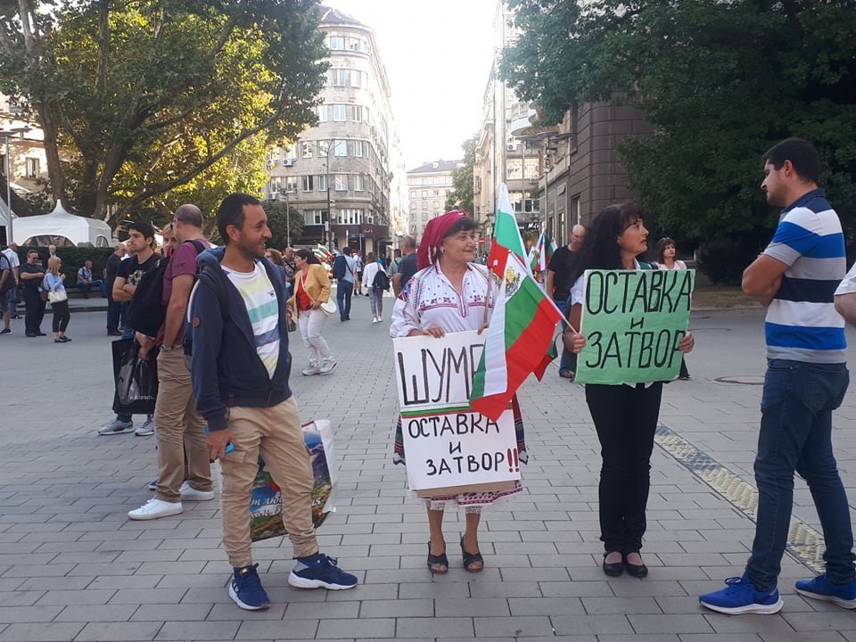 Струпване на полиция в Триъгълника на властта проверка на преминаващите