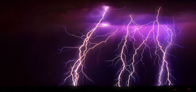 Четиринадесет младежи са в болница след като мълния удари футболни