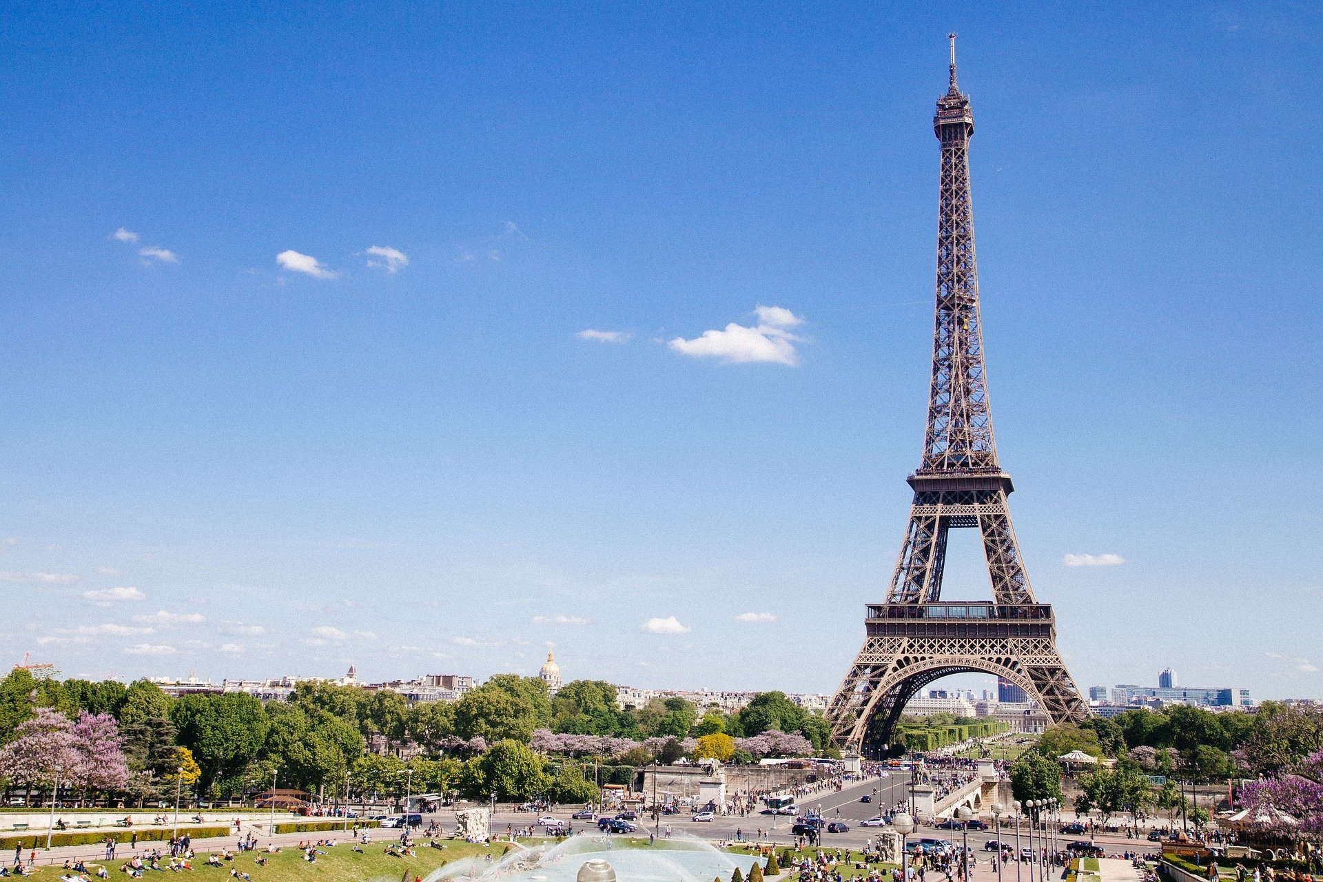 Айфеловата кула беше евакуирана от парижката полиция заради бомбена заплаха
