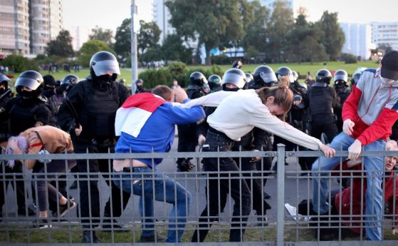 Водни оръдия, арести и стрелба по протеста в Беларус