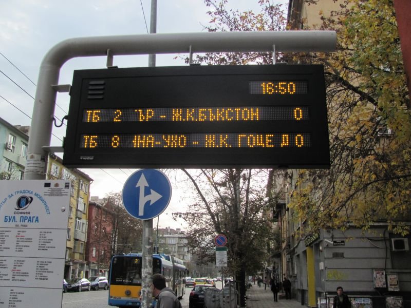 Електронните табла по спирките на градския транспорт в София не