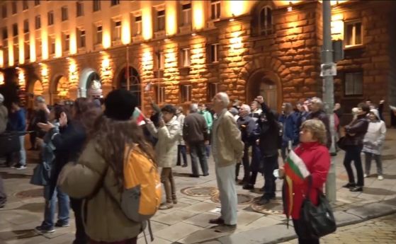 Ден 80: Протестът продължава, въпреки дъжда