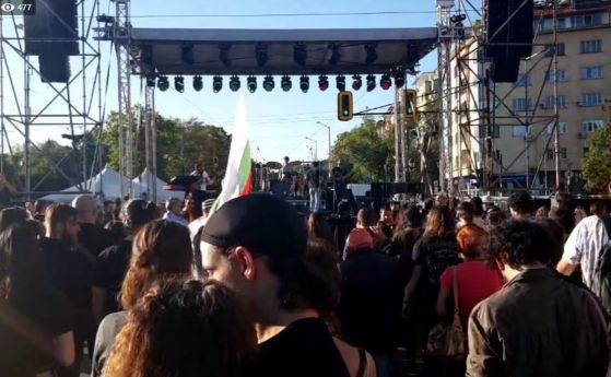 Стотици хора вече са на Орлов мост на протестния концерт (на живо)