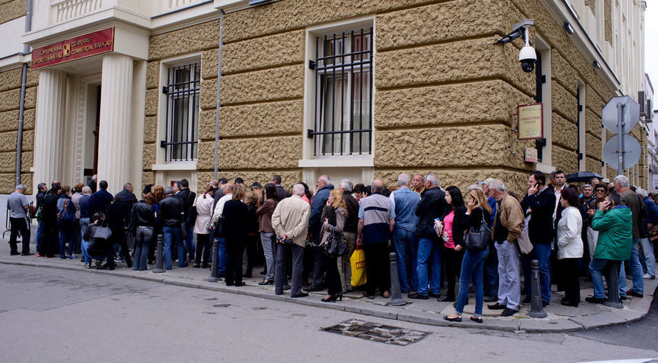 От утре, 1 октомври 2020 година, пет български банки преминават