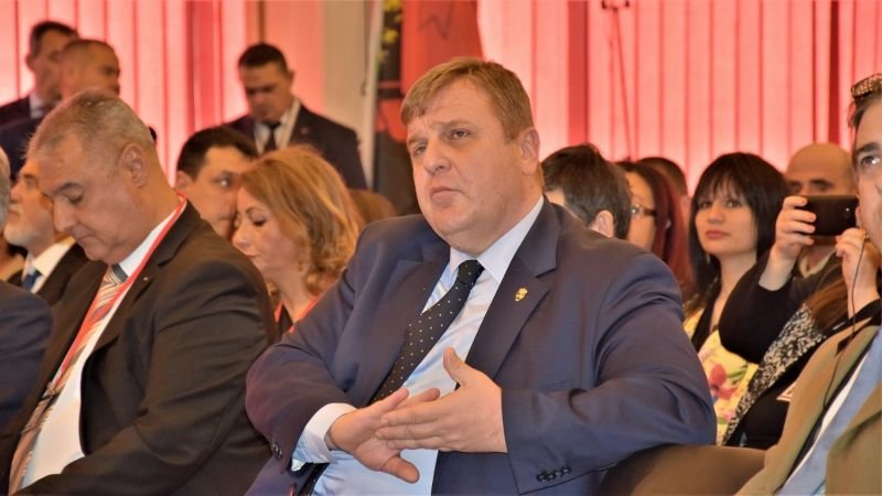 Министърът на отбраната и вицепремиер Красимир Каракачанов заминава на едноседмично