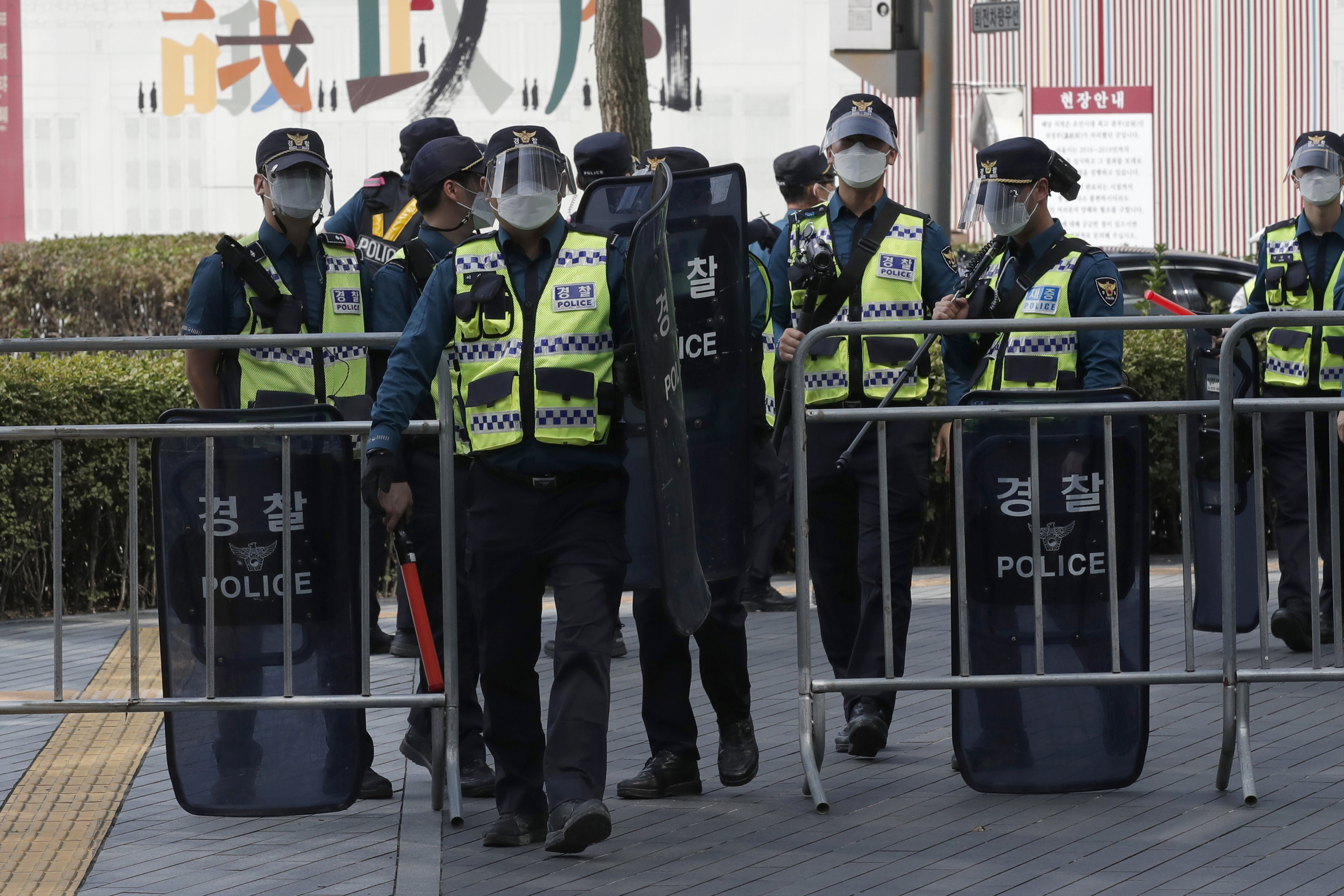 Полицията на Южна Корея събра днес стотици автобуси, които да