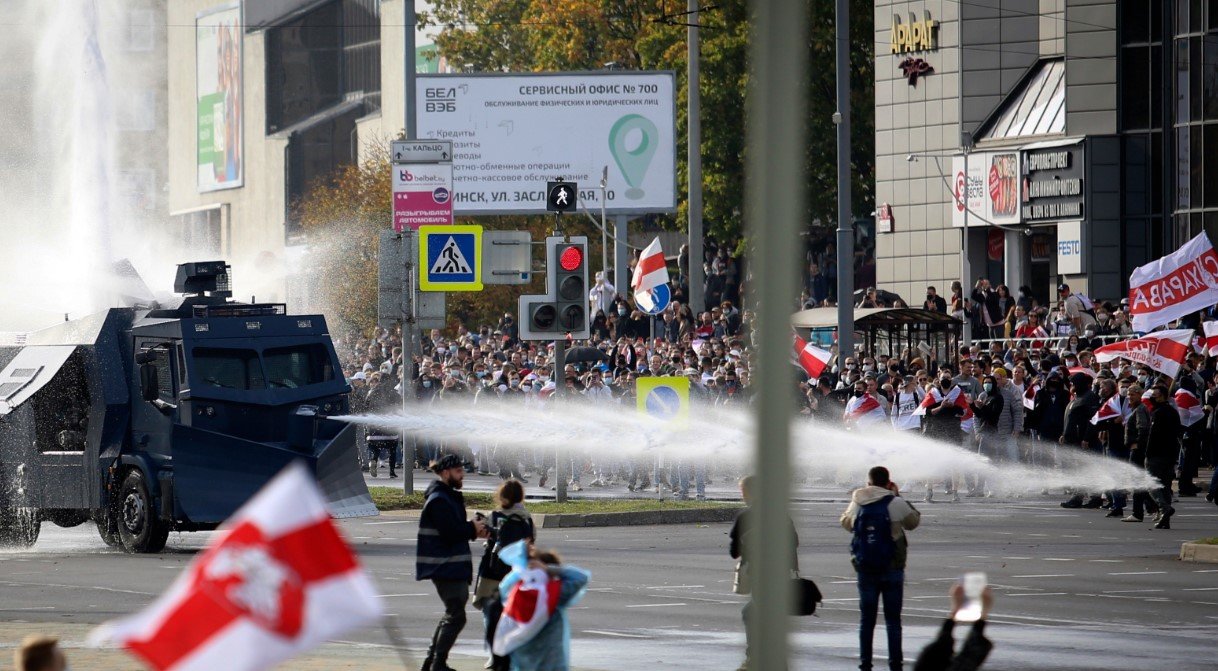 Беларуската полиция използва водно оръдие срещу демонстрантите излезли отново с