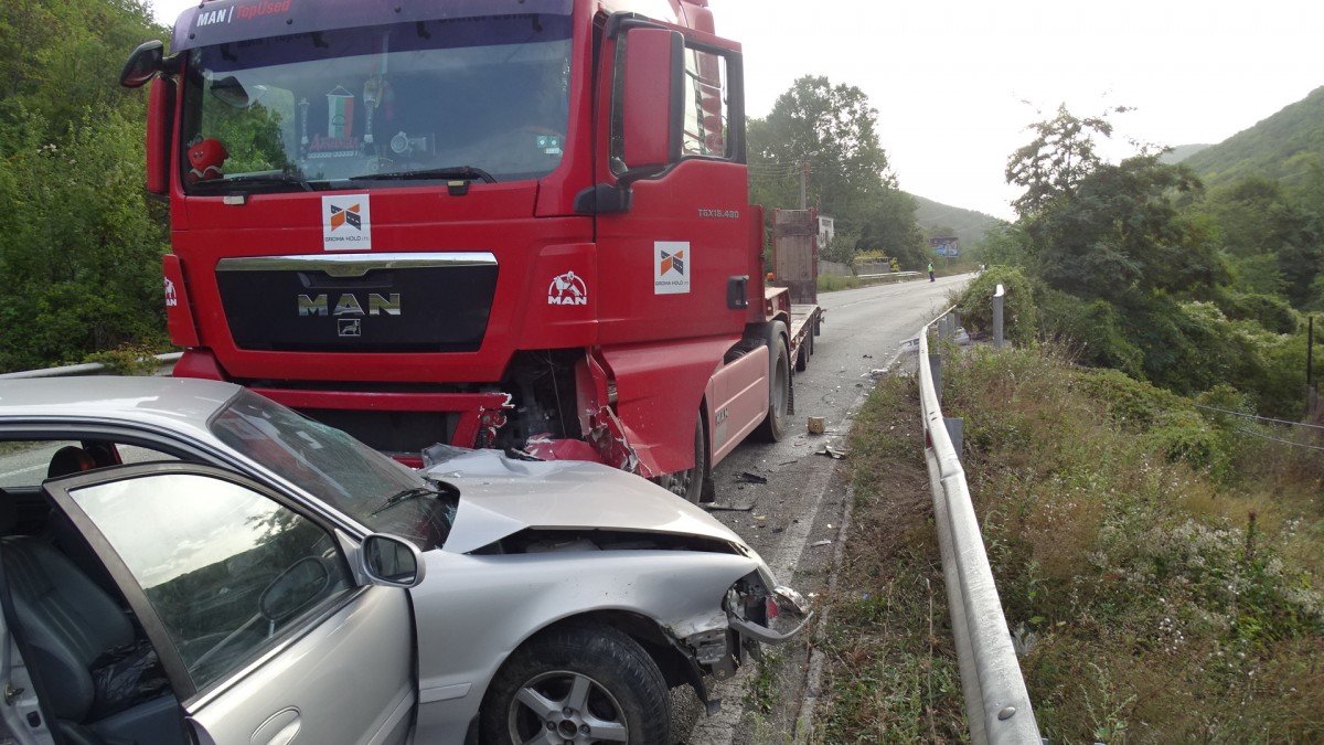 Камион удари кола странично на пътя Симитли - Банско, пострадал