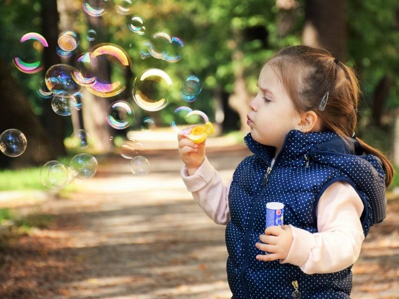 Детски надбавки без подоходен критерий предлага социалният министър Деница Сачева