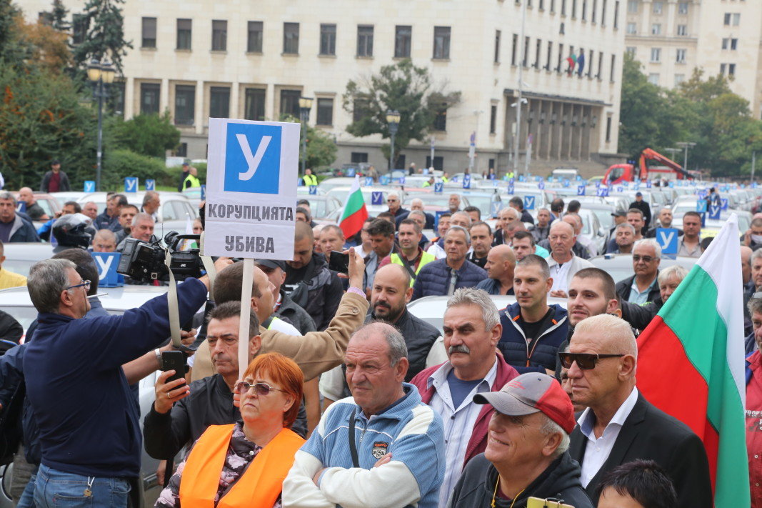 Автоинструктори от цялата страна излязоха на протест в столицата срещу лобистки поправки в
