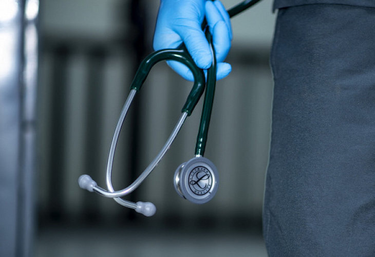 Млад лекар е диагностициран с коронавирус Симптомите му са леки