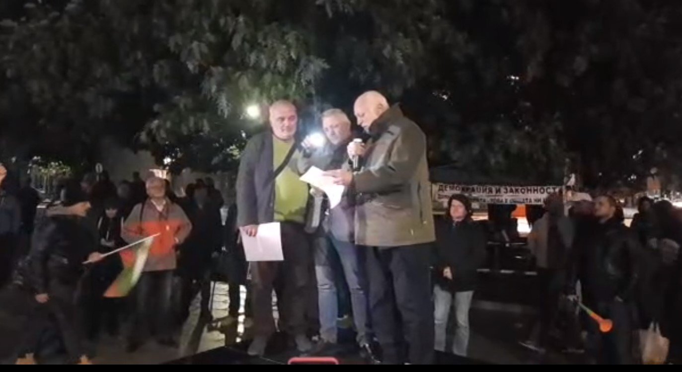 Протестът продължава въпреки лошото време и тази вечер демонстрантите