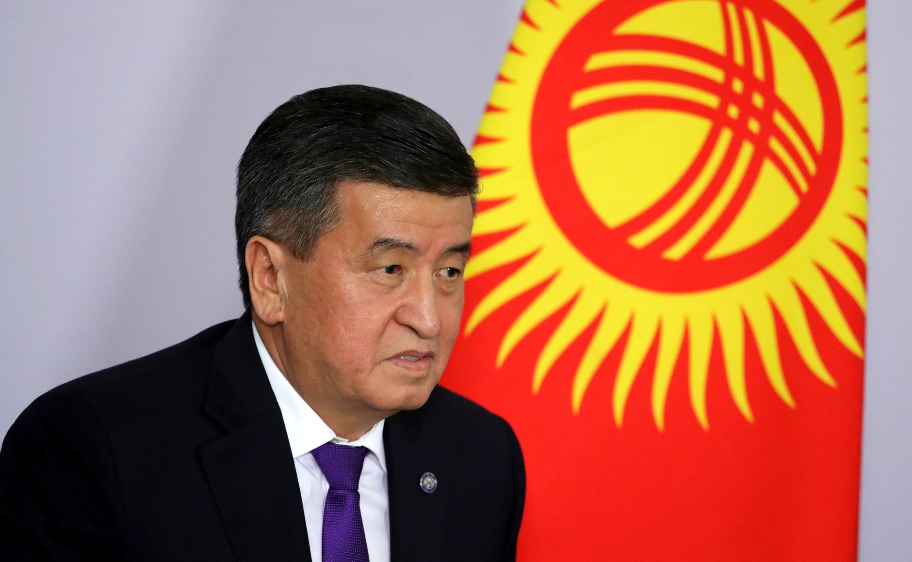 Президентът на Киргизстан Сооронбай Жеенбеков днес обяви извънредно положение в