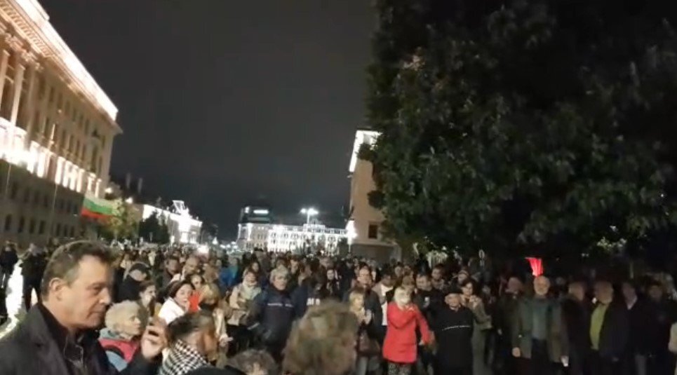 За 93 а поредна вечер протестиращи се събират в Триъгълника на