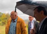 Борисов събра министри и синдикати в поле под дъжда (снимки)