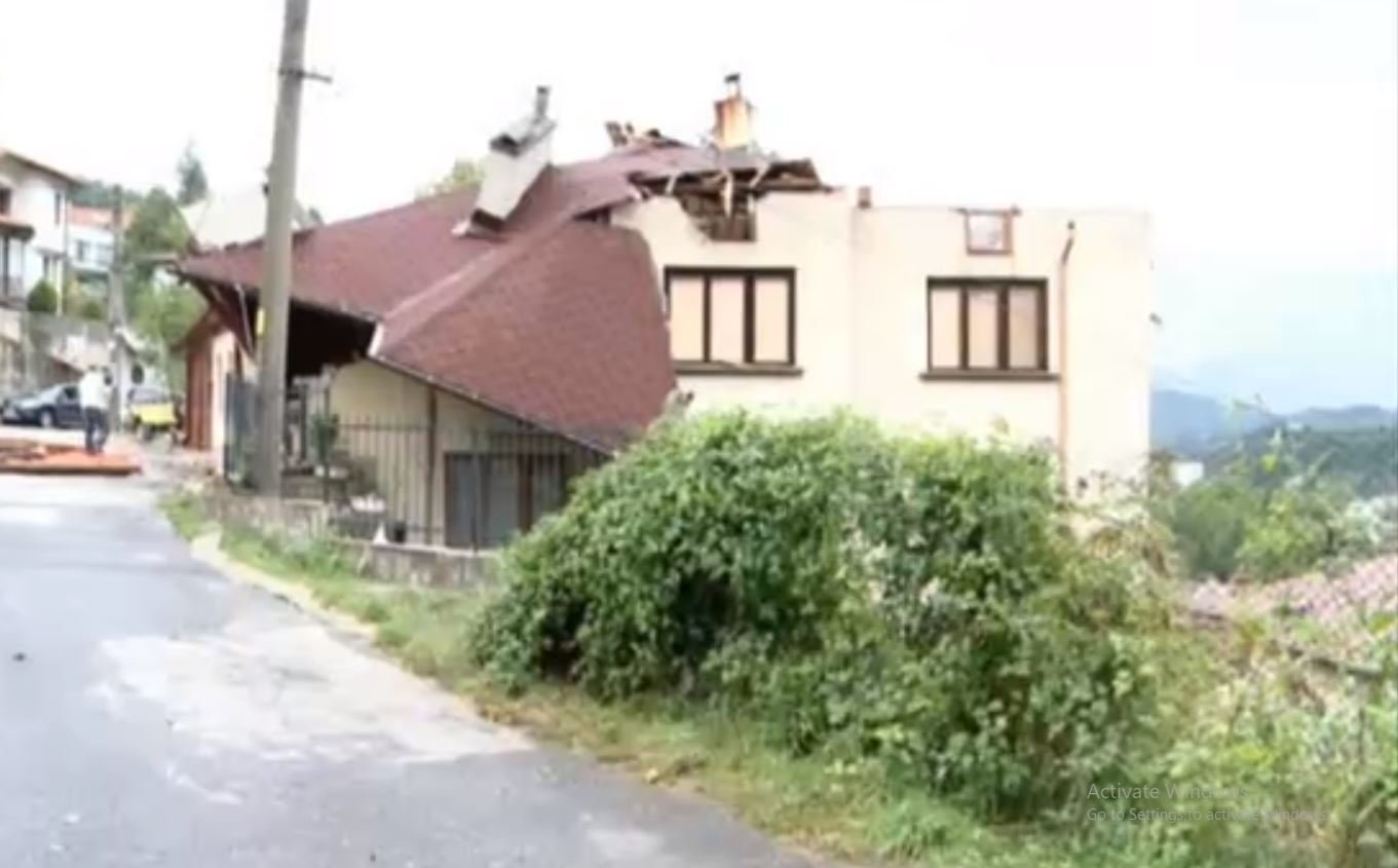 Ураганен вятър отнесе покривите на две къщи наводни мазета и спря