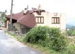 Ураганен вятър отнесе покривите на две къщи в Смолян