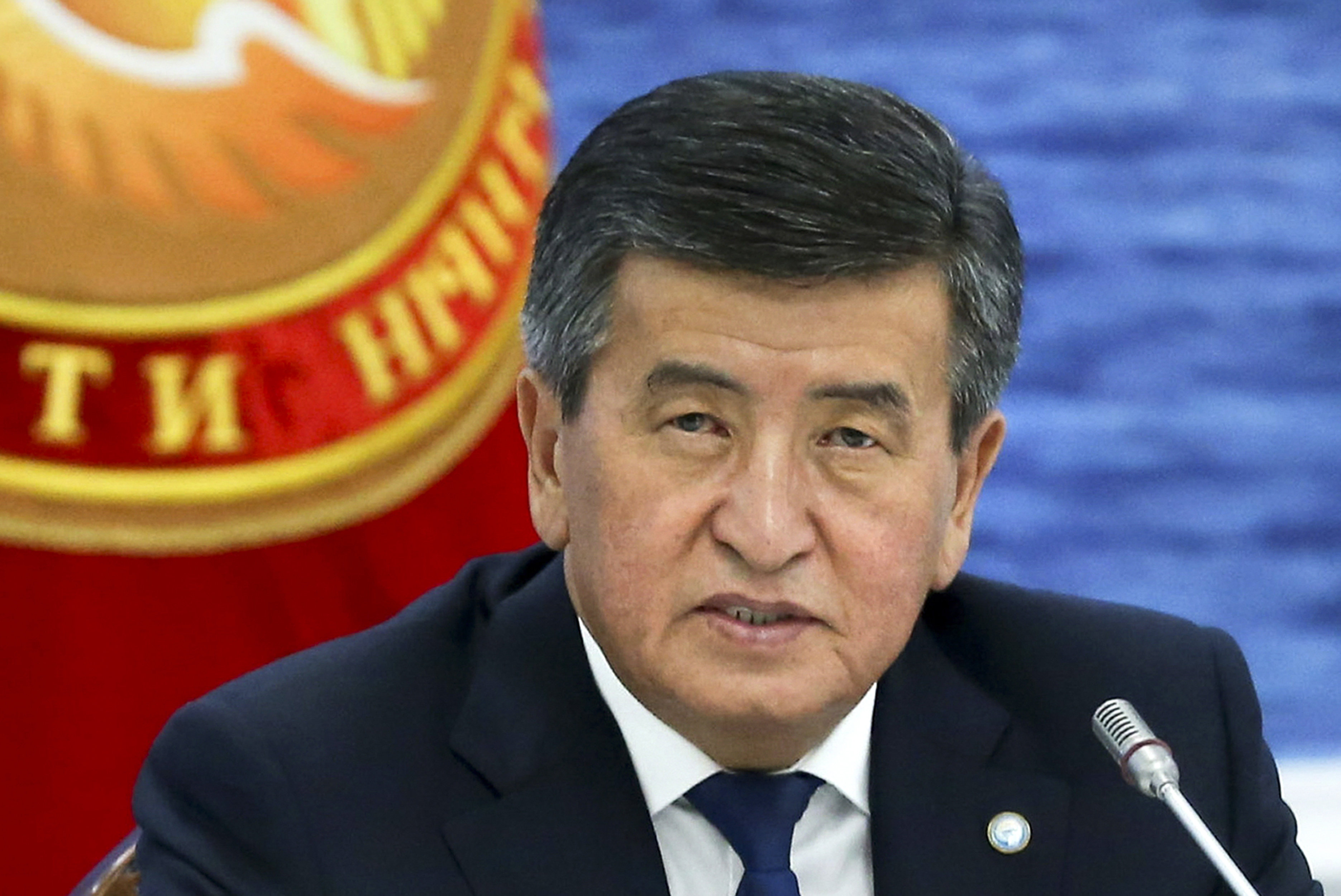 Президентът на Киргизстан Сооронбай Жеенбеков подаде оставка по-рано днес, за