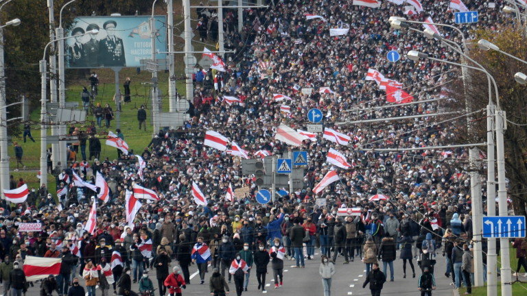 Десетки хиляди граждани на Беларус днес излязоха на пореден протест
