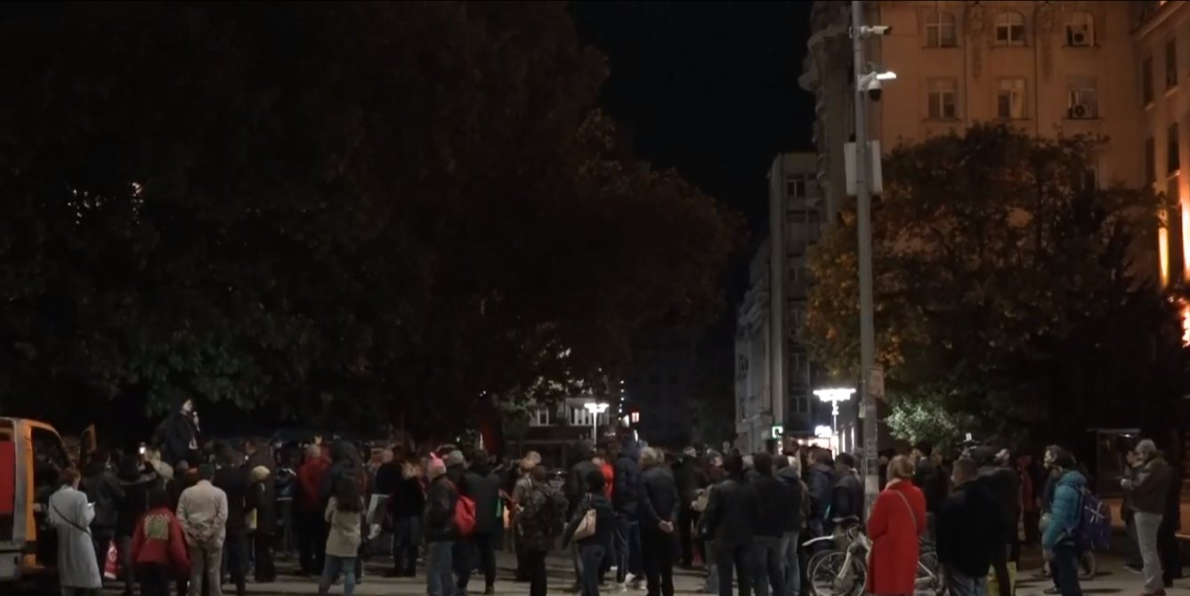 На площад Независимост в София завърши 103-тата вечер на антиправителствени демонстрации. Основните