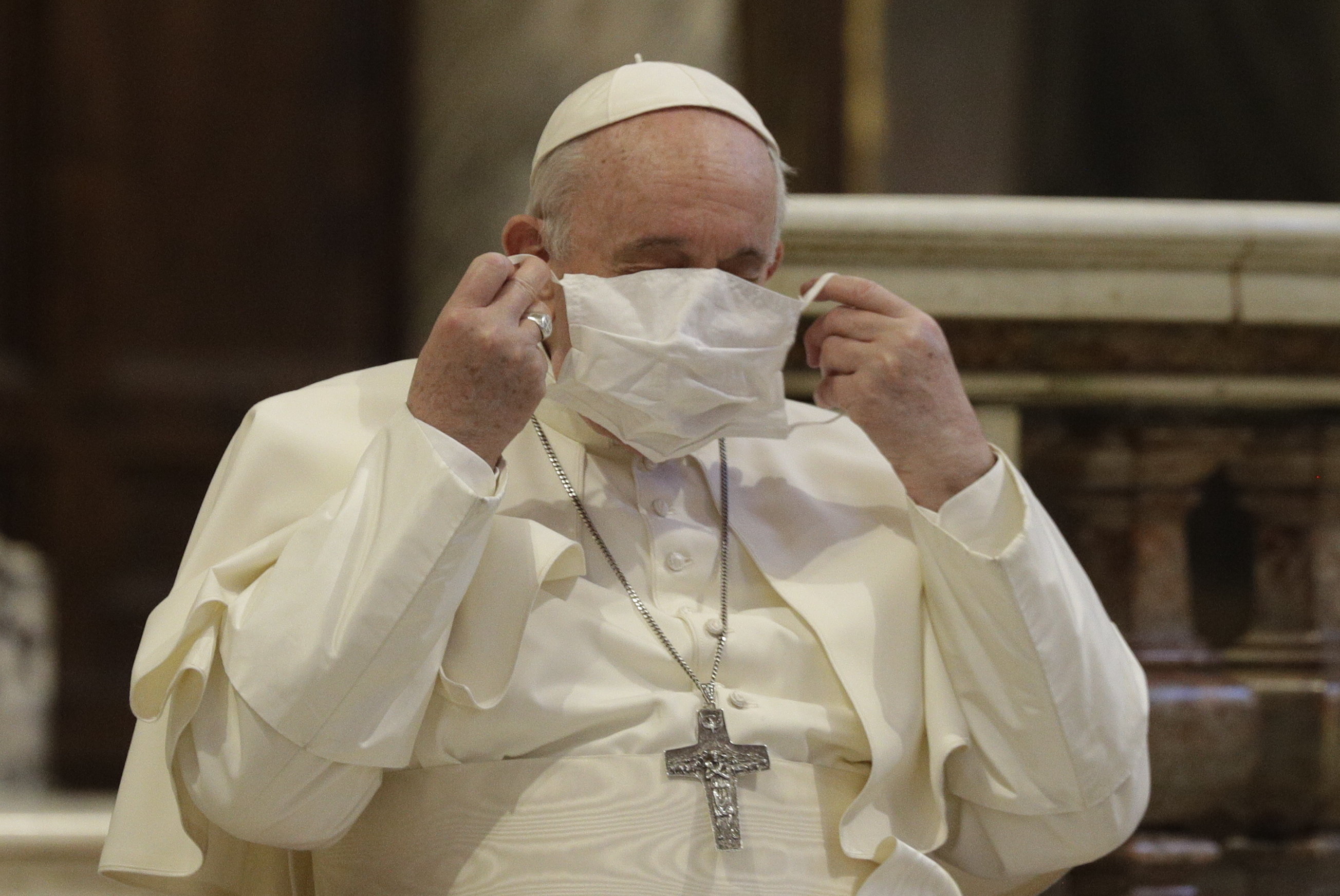 За първи път папа Франциск сложи маска по време на