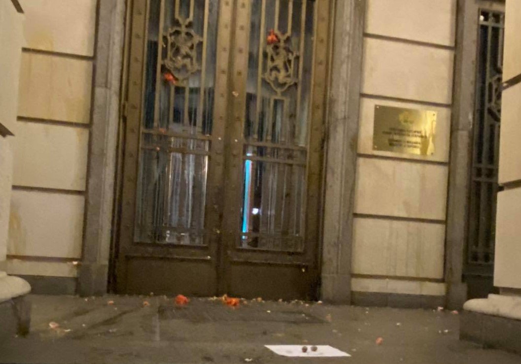 Хвърлените от демонстранти яйца и домати по сградата на Министерството