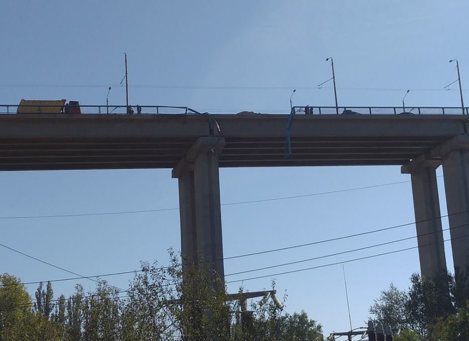 Камион падна от Аспаруховия мост във Варна съобщиха от ОДМВР