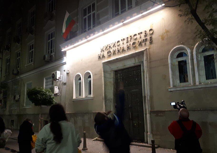 Яйца полетяха по сградата на министерството на финансите в 106 ата