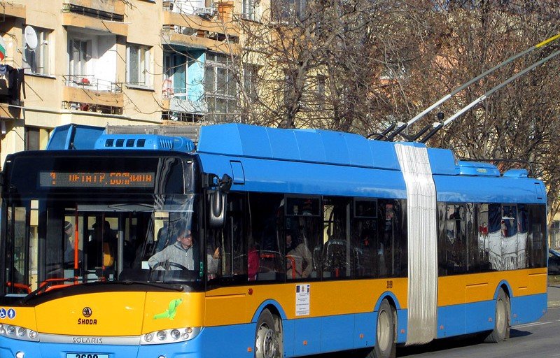 Жена насочи пистолет срещу бременна в тролейбус във Враца по рано