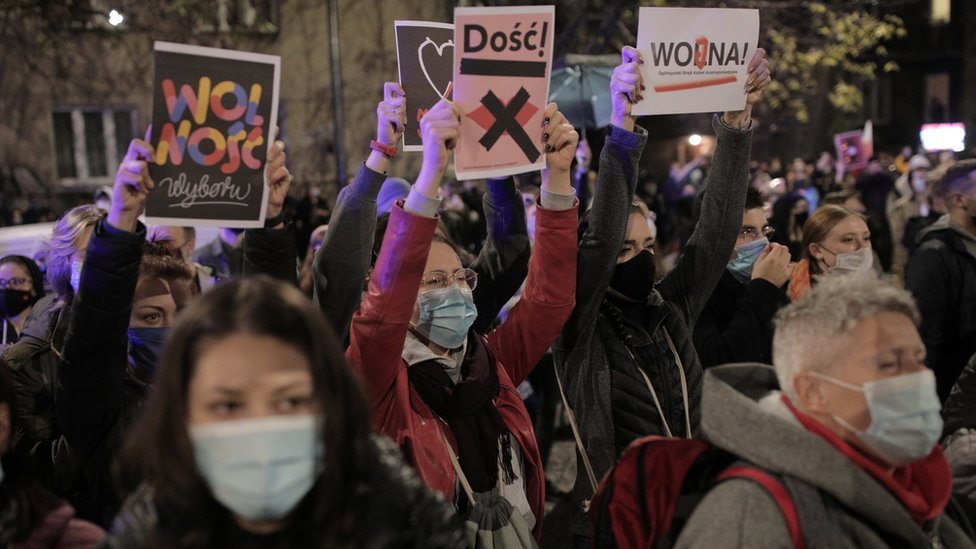 Хиляди поляци излязоха в петък вечер на протест в градове